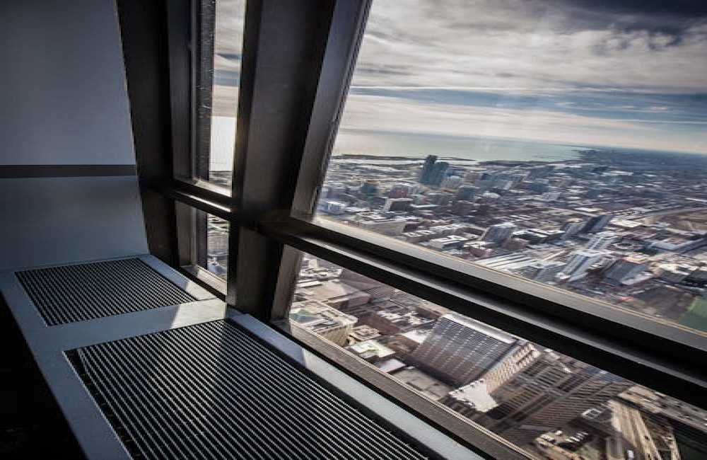 Hoe richt je een vensterbank in als mini zithoek voor meer sfeer in huis?