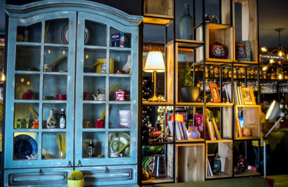 Hoe richt je een kleine woonkamer sfeervol en praktisch in?