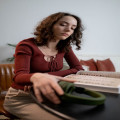 Hoe richt je een kleine woonkamer gezellig en functioneel in?